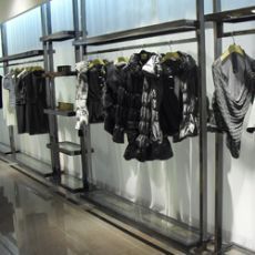 專業(yè)品質，匠心制造——東莞市東城浚朗工藝制品廠，一站式鞋帽零售展示解決方案專家